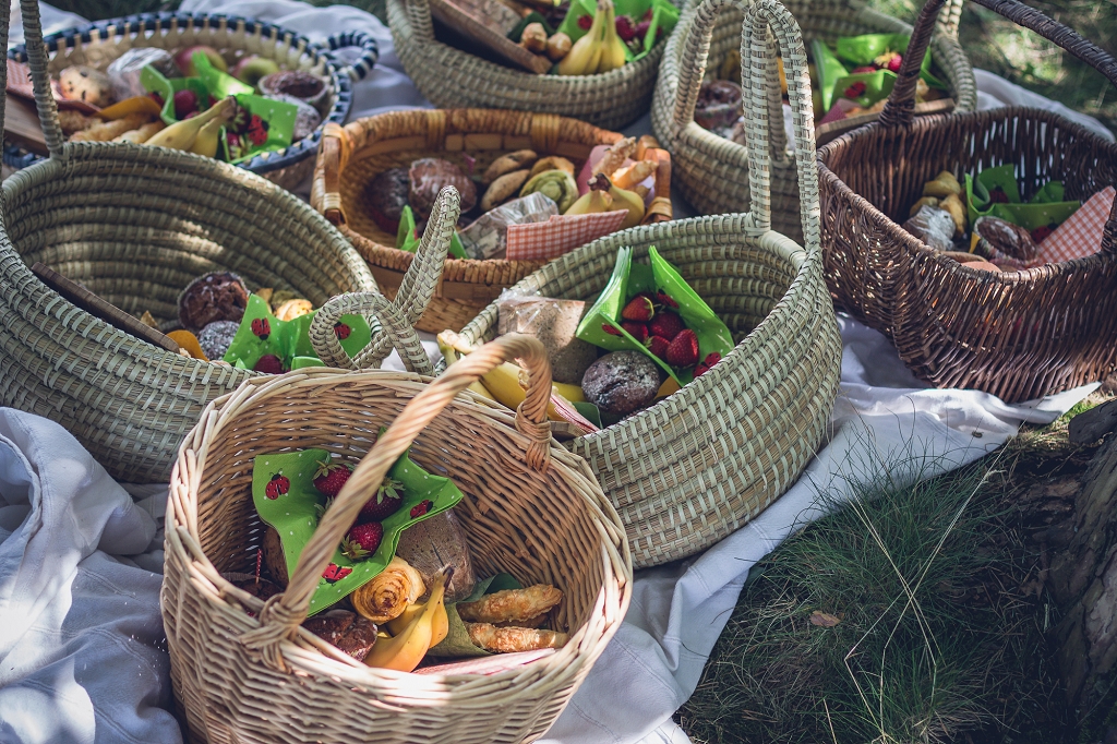 Picknickkörbe mit Speisen