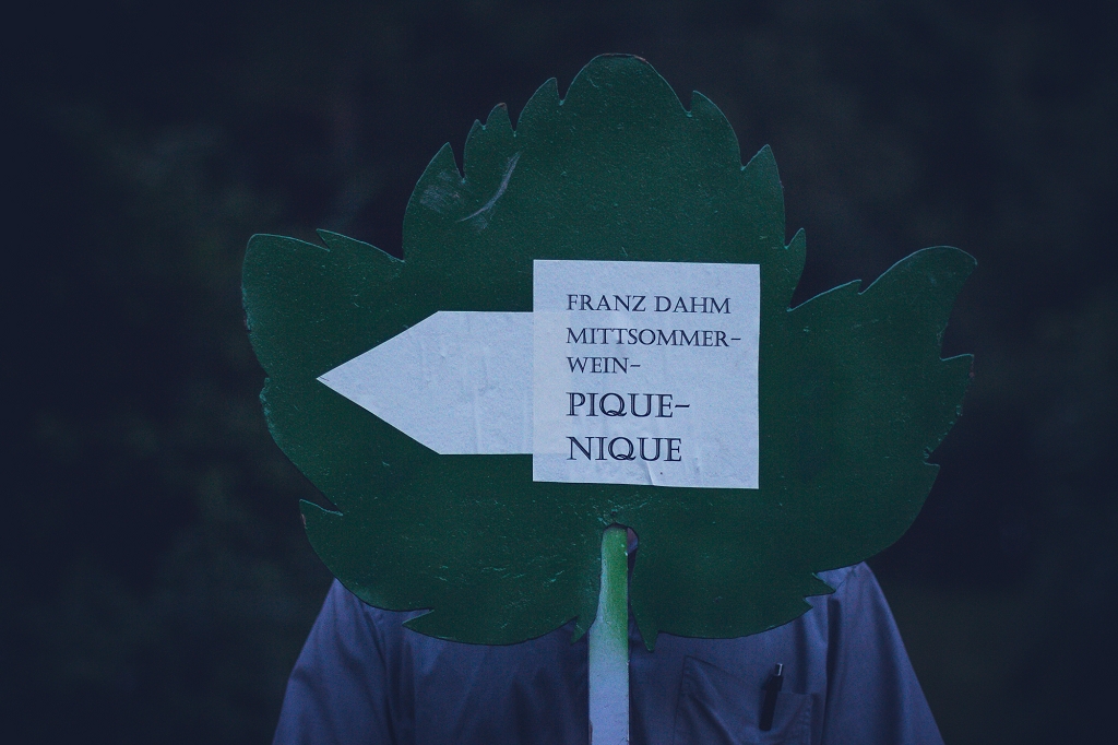 FRANZ DAHM Mittsommer-Wein-Pique-Nique Wegweiser