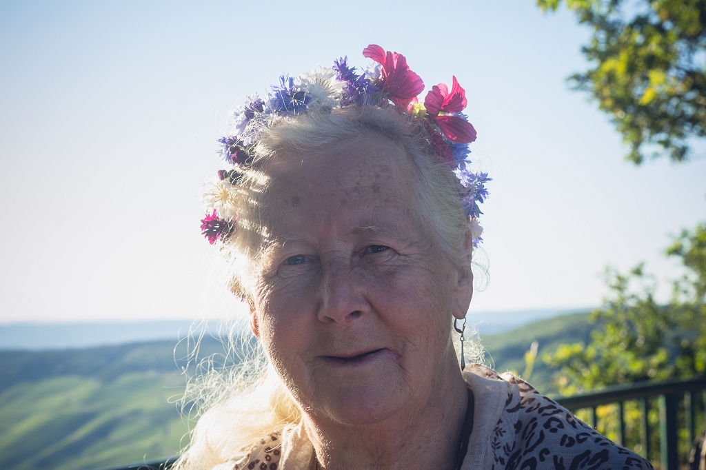 Weinbauerin mit Blumenkranz