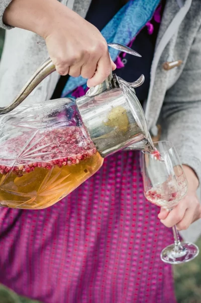 Weinprobe Mosel: Beeren-Weinbowle aus Kristallkanne ins Weinglas eingeschenkt